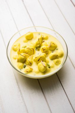 Angoori rasmalai veya anguri ras malai Hint bir tatlı olduğunu. Süzme peynir iyi şeker formu üzüm büyüklüğünde toplar için haddelenmiş ve chashni, şekerli şurup batırılmış sonra yapılmış. seçici odak