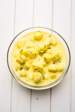 Angoori rasmalai veya anguri ras malai Hint bir tatlı olduğunu. Süzme peynir iyi şeker formu üzüm büyüklüğünde toplar için haddelenmiş ve chashni, şekerli şurup batırılmış sonra yapılmış. seçici odak
