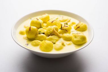 Angoori rasmalai veya anguri ras malai Hint bir tatlı olduğunu. Süzme peynir iyi şeker formu üzüm büyüklüğünde toplar için haddelenmiş ve chashni, şekerli şurup batırılmış sonra yapılmış. seçici odak