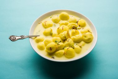 Angoori rasmalai veya anguri ras malai Hint bir tatlı olduğunu. Süzme peynir iyi şeker formu üzüm büyüklüğünde toplar için haddelenmiş ve chashni, şekerli şurup batırılmış sonra yapılmış. seçici odak