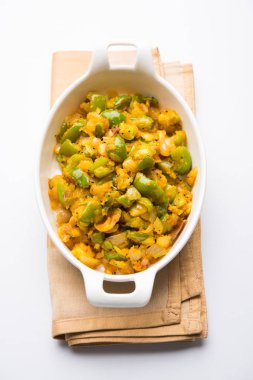 Shimla mirch sabji veya simla mirch sabzi veya baharatlı biber Hint yemekleri ya da sebze tarifi kullanarak çok soğan ve chikpea un