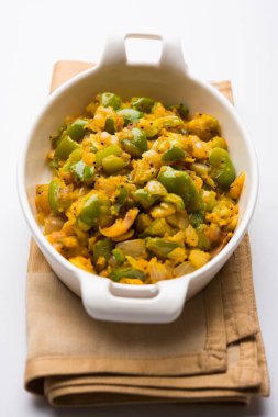 Shimla mirch sabji veya simla mirch sabzi veya baharatlı biber Hint yemekleri ya da sebze tarifi kullanarak çok soğan ve chikpea un