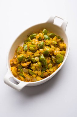 Shimla mirch sabji veya simla mirch sabzi veya baharatlı biber Hint yemekleri ya da sebze tarifi kullanarak çok soğan ve chikpea un