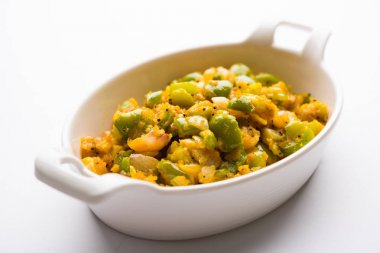 Shimla mirch sabji veya simla mirch sabzi veya baharatlı biber Hint yemekleri ya da sebze tarifi kullanarak çok soğan ve chikpea un