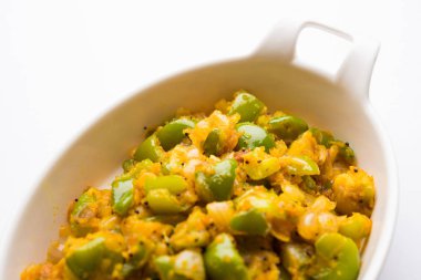 Shimla mirch sabji veya simla mirch sabzi veya baharatlı biber Hint yemekleri ya da sebze tarifi kullanarak çok soğan ve chikpea un