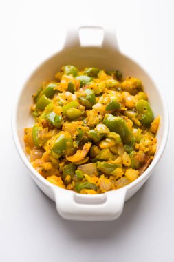 Shimla mirch sabji veya simla mirch sabzi veya baharatlı biber Hint yemekleri ya da sebze tarifi kullanarak çok soğan ve chikpea un