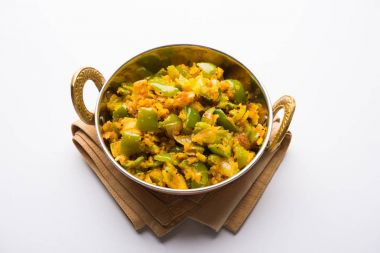 Shimla mirch sabji veya simla mirch sabzi veya baharatlı biber Hint yemekleri ya da sebze tarifi kullanarak çok soğan ve chikpea un