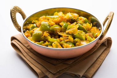 Shimla mirch sabji veya simla mirch sabzi veya baharatlı biber Hint yemekleri ya da sebze tarifi kullanarak çok soğan ve chikpea un