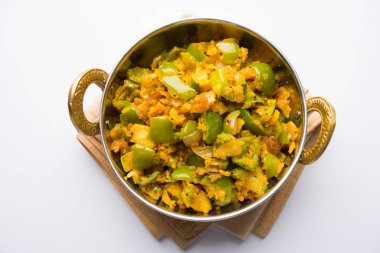 Shimla mirch sabji veya simla mirch sabzi veya baharatlı biber Hint yemekleri ya da sebze tarifi kullanarak çok soğan ve chikpea un