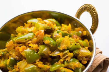 Shimla mirch sabji veya simla mirch sabzi veya baharatlı biber Hint yemekleri ya da sebze tarifi kullanarak çok soğan ve chikpea un