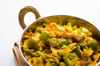 Shimla mirch sabji veya simla mirch sabzi veya baharatlı biber Hint yemekleri ya da sebze tarifi kullanarak çok soğan ve chikpea un