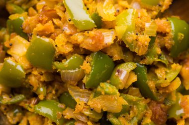 Shimla mirch sabji veya simla mirch sabzi veya baharatlı biber Hint yemekleri ya da sebze tarifi kullanarak çok soğan ve chikpea un