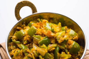 Shimla mirch sabji veya simla mirch sabzi veya baharatlı biber Hint yemekleri ya da sebze tarifi kullanarak çok soğan ve chikpea un