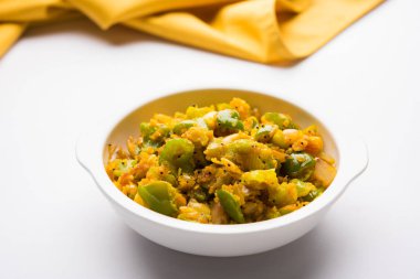 Shimla mirch sabji veya simla mirch sabzi veya baharatlı biber Hint yemekleri ya da sebze tarifi kullanarak çok soğan ve chikpea un