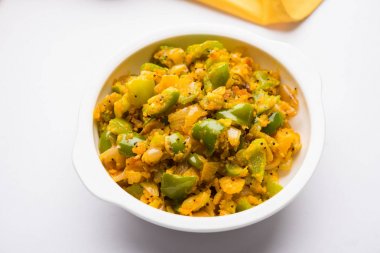 Shimla mirch sabji veya simla mirch sabzi veya baharatlı biber Hint yemekleri ya da sebze tarifi kullanarak çok soğan ve chikpea un