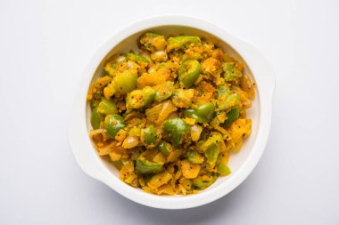 Shimla mirch sabji veya simla mirch sabzi veya baharatlı biber Hint yemekleri ya da sebze tarifi kullanarak çok soğan ve chikpea un