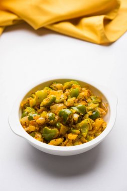 Shimla mirch sabji veya simla mirch sabzi veya baharatlı biber Hint yemekleri ya da sebze tarifi kullanarak çok soğan ve chikpea un