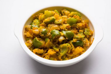 Shimla mirch sabji veya simla mirch sabzi veya baharatlı biber Hint yemekleri ya da sebze tarifi kullanarak çok soğan ve chikpea un
