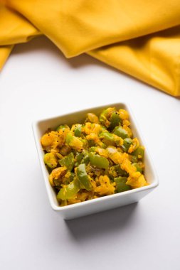 Shimla mirch sabji veya simla mirch sabzi veya baharatlı biber Hint yemekleri ya da sebze tarifi kullanarak çok soğan ve chikpea un