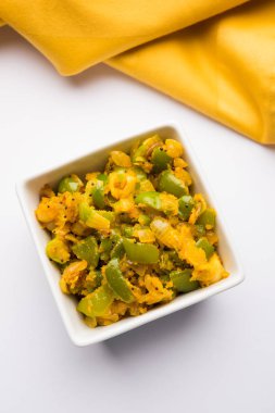 Shimla mirch sabji veya simla mirch sabzi veya baharatlı biber Hint yemekleri ya da sebze tarifi kullanarak çok soğan ve chikpea un