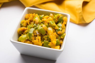 Shimla mirch sabji veya simla mirch sabzi veya baharatlı biber Hint yemekleri ya da sebze tarifi kullanarak çok soğan ve chikpea un