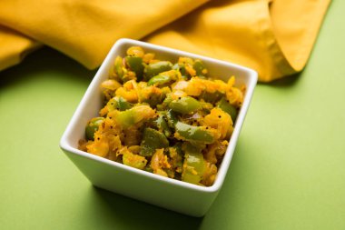 Shimla mirch sabji veya simla mirch sabzi veya baharatlı biber Hint yemekleri ya da sebze tarifi kullanarak çok soğan ve chikpea un