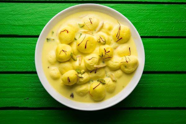 Angoori rasmalai veya anguri ras malai Hint bir tatlı olduğunu. Süzme peynir iyi şeker formu üzüm büyüklüğünde toplar için haddelenmiş ve chashni, şekerli şurup batırılmış sonra yapılmış. seçici odak