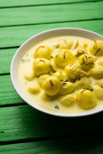 Angoori rasmalai veya anguri ras malai Hint bir tatlı olduğunu. Süzme peynir iyi şeker formu üzüm büyüklüğünde toplar için haddelenmiş ve chashni, şekerli şurup batırılmış sonra yapılmış. seçici odak