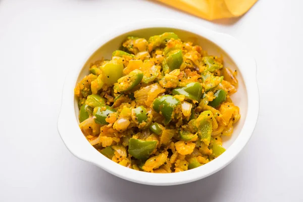 Shimla mirch sabji veya simla mirch sabzi veya baharatlı biber Hint yemekleri ya da sebze tarifi kullanarak çok soğan ve chikpea un