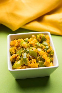 Shimla mirch sabji veya simla mirch sabzi veya baharatlı biber Hint yemekleri ya da sebze tarifi kullanarak çok soğan ve chikpea un