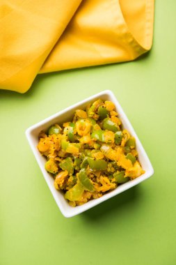 Shimla mirch sabji veya simla mirch sabzi veya baharatlı biber Hint yemekleri ya da sebze tarifi kullanarak çok soğan ve chikpea un