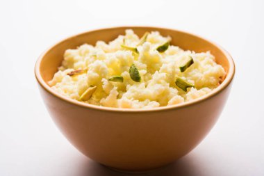 Kalakand katılaşmış, şekerli süt ve paneer yapılmış Hint bir tatlıdır. Alwar, Rajasthan, Hindistan kökenli çanak. Taze çiğ kalakand kapta, seçici odak görev yaptı.