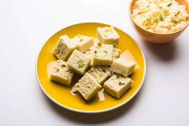 Kalakand katılaşmış, şekerli süt ve paneer yapılmış Hint bir tatlıdır. Alwar, Rajasthan, Hindistan kökenli çanak. Taze çiğ kalakand kapta, seçici odak görev yaptı.