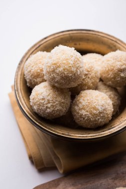 ev yapımı Hindistan cevizi gidecektir / tatlı Laddu yapılan Hindistan cevizi ve süt, seçici odak ile