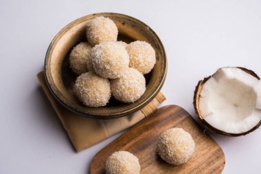 ev yapımı Hindistan cevizi gidecektir / tatlı Laddu yapılan Hindistan cevizi ve süt, seçici odak ile