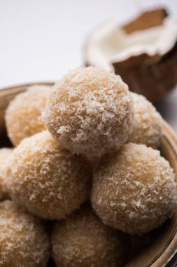 ev yapımı Hindistan cevizi gidecektir / tatlı Laddu yapılan Hindistan cevizi ve süt, seçici odak ile