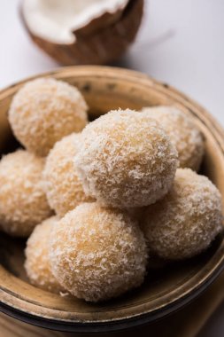 ev yapımı Hindistan cevizi gidecektir / tatlı Laddu yapılan Hindistan cevizi ve süt, seçici odak ile