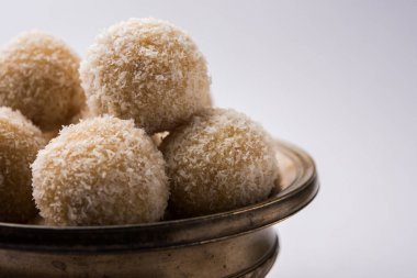 ev yapımı Hindistan cevizi gidecektir / tatlı Laddu yapılan Hindistan cevizi ve süt, seçici odak ile
