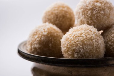 ev yapımı Hindistan cevizi gidecektir / tatlı Laddu yapılan Hindistan cevizi ve süt, seçici odak ile