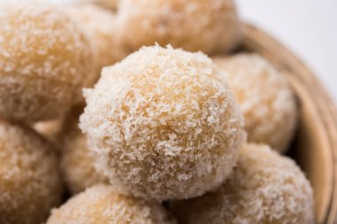 ev yapımı Hindistan cevizi gidecektir / tatlı Laddu yapılan Hindistan cevizi ve süt, seçici odak ile