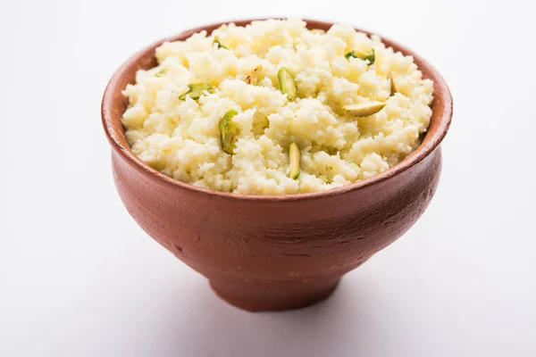 Kalakand es un dulce indio hecho de leche solidificada y azucarada y paneer. El plato se originó en Alwar, Rajastán, India. Calakand fresco crudo servido en tazón, enfoque selectivo —  Fotos de Stock
