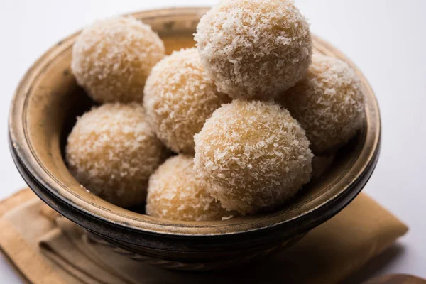 Hausgemachte Kokosnuss ladoo / sweet laddu aus Kokosnuss und Milch, selektiver Fokus — Stockfoto