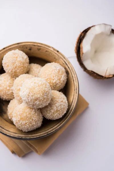 Ladoo de coco casero / Laddu dulce hecho con coco y leche, enfoque selectivo — Foto de Stock