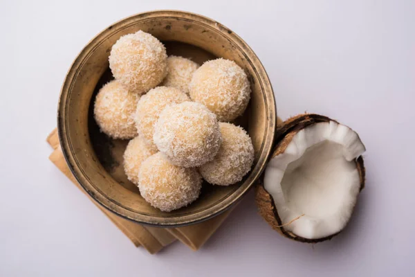 Hausgemachte Kokosnuss ladoo / sweet laddu aus Kokosnuss und Milch, selektiver Fokus — Stockfoto