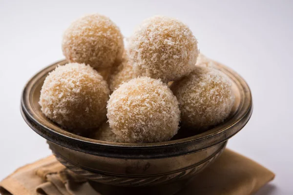 Hausgemachte Kokosnuss ladoo / sweet laddu aus Kokosnuss und Milch, selektiver Fokus — Stockfoto