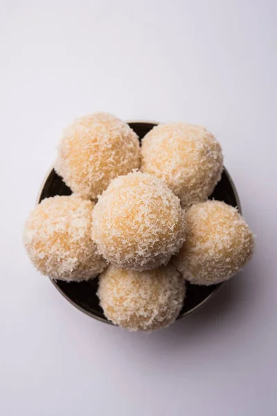 Zelfgemaakte kokos Ladoo / Sweet Laddu gemaakt met kokos en melk, selectieve aandacht — Stockfoto