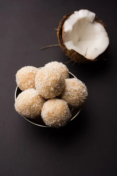 Ladoo de coco casero / Laddu dulce hecho con coco y leche, enfoque selectivo — Foto de Stock