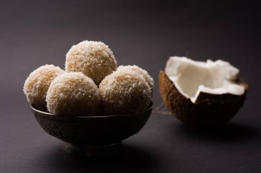 ev yapımı Hindistan cevizi gidecektir / tatlı Laddu yapılan Hindistan cevizi ve süt, seçici odak ile