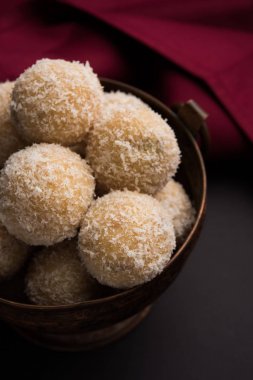 ev yapımı Hindistan cevizi gidecektir / tatlı Laddu yapılan Hindistan cevizi ve süt, seçici odak ile