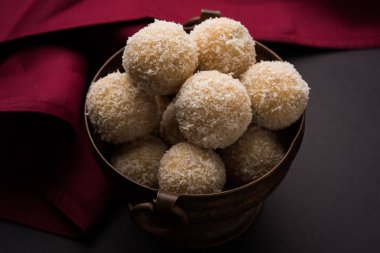 ev yapımı Hindistan cevizi gidecektir / tatlı Laddu yapılan Hindistan cevizi ve süt, seçici odak ile